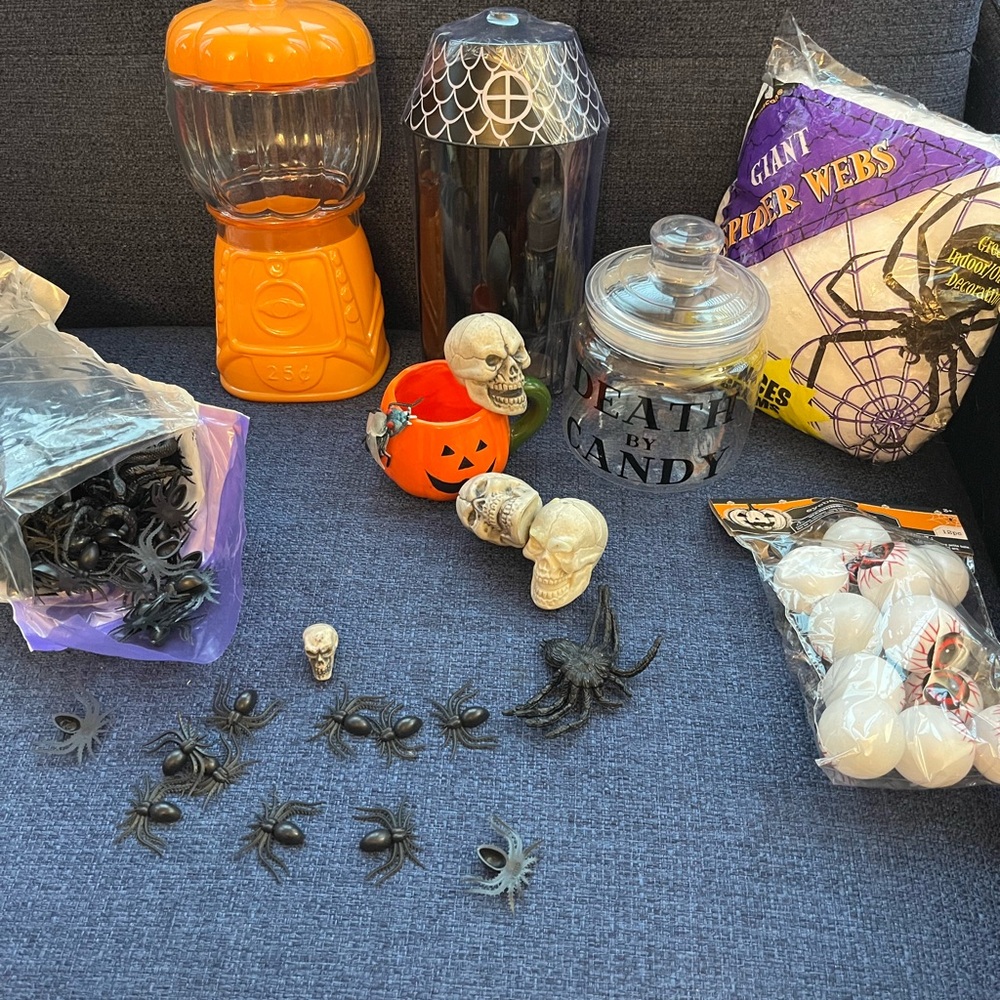 Halloween Decor Set with Spiders and Skulls